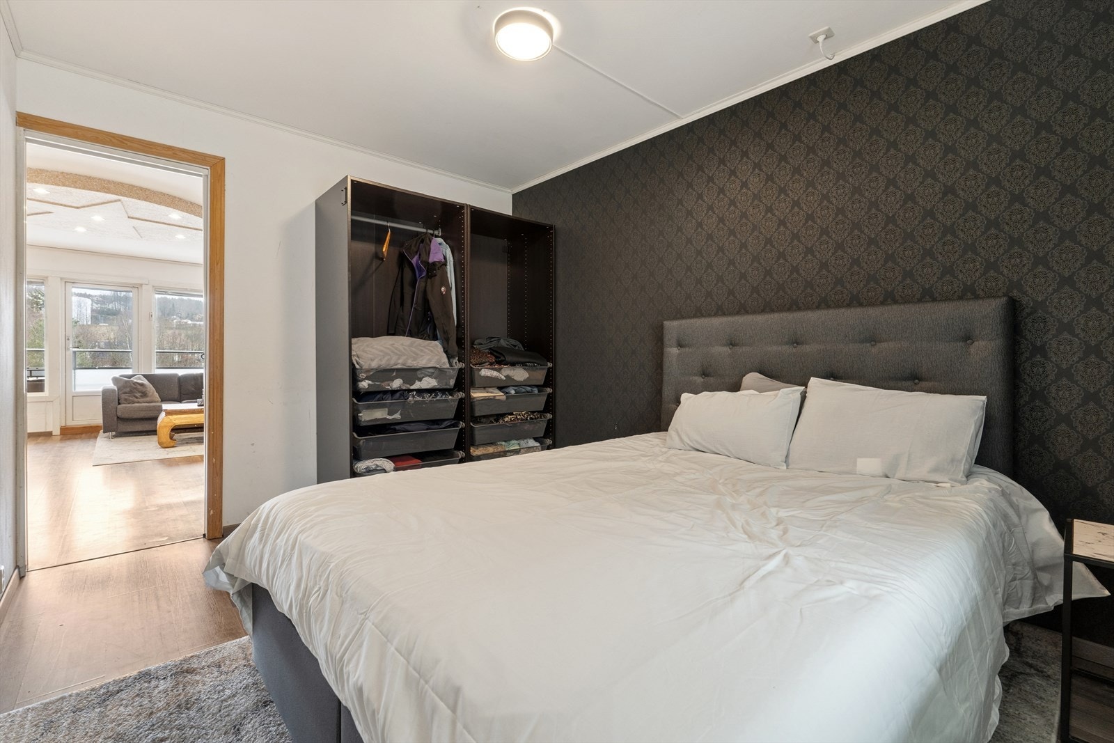 Soverom IIII er også av god størrelse og kan fint fungere som hovedsoverom. Her er det god plass til dobbeltseng og ønsket møblement. Galleribilde