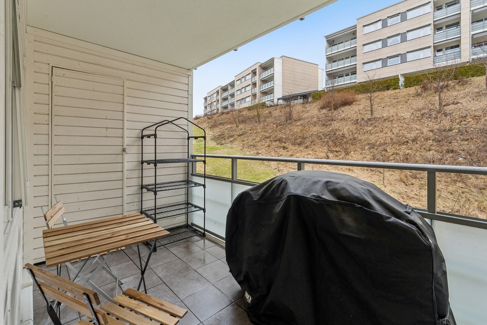 Fra kjøkkenet har du tilgang til leilighetens andre balkong. Balkongen er på ca. 7 kvm og har en praktisk utebod. Galleribilde