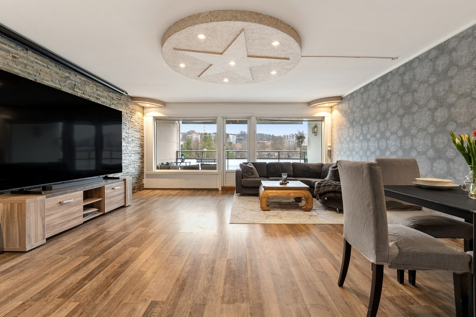 Farzan Hamid Khan v/DNB Eiendom har gleden av å presentere Høybråtenveien 25H! Galleribilde