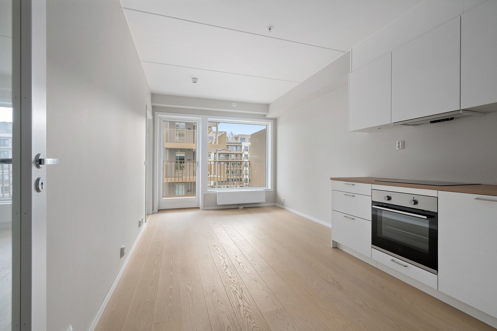 Romslig og lys stue med åpen kjøkkenløsning. Galleribilde