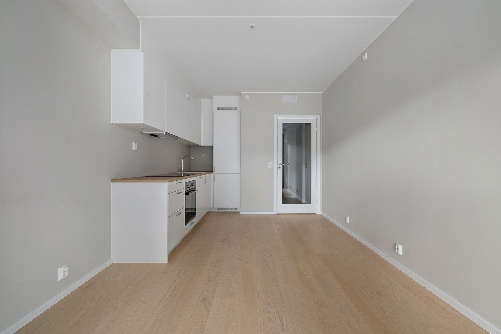 Det moderne og lyse kjøkkenet gir rommet en god romfølelse. Galleribilde