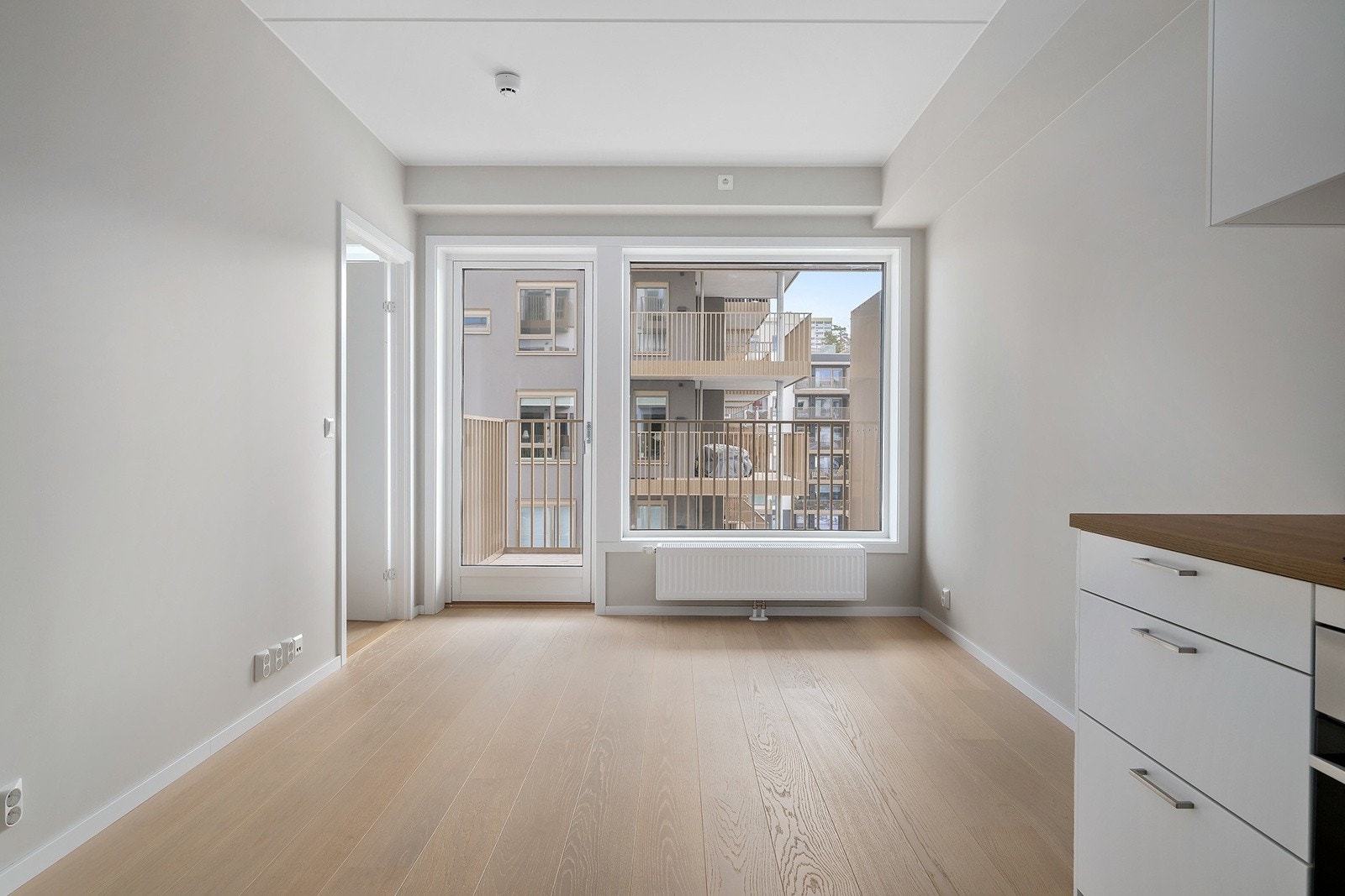 Stue med 1-stavs eikeparkett og malte veggoverflater. Galleribilde