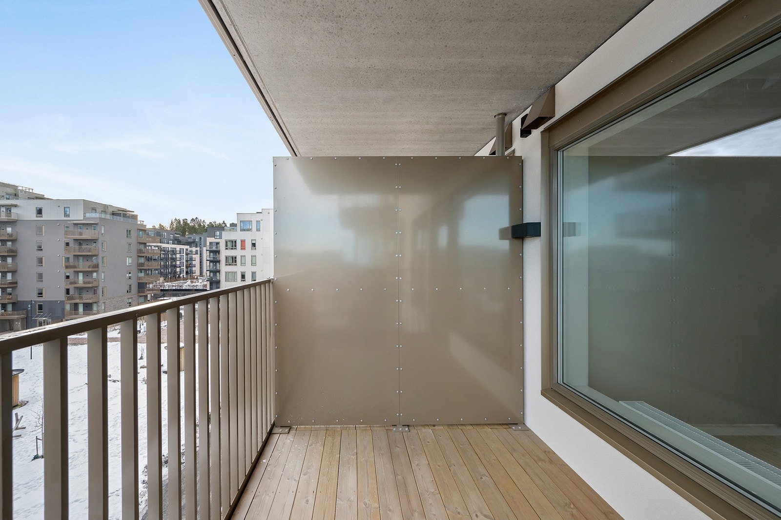 Balkongen har god plass til ønskede utemøblementer. Galleribilde