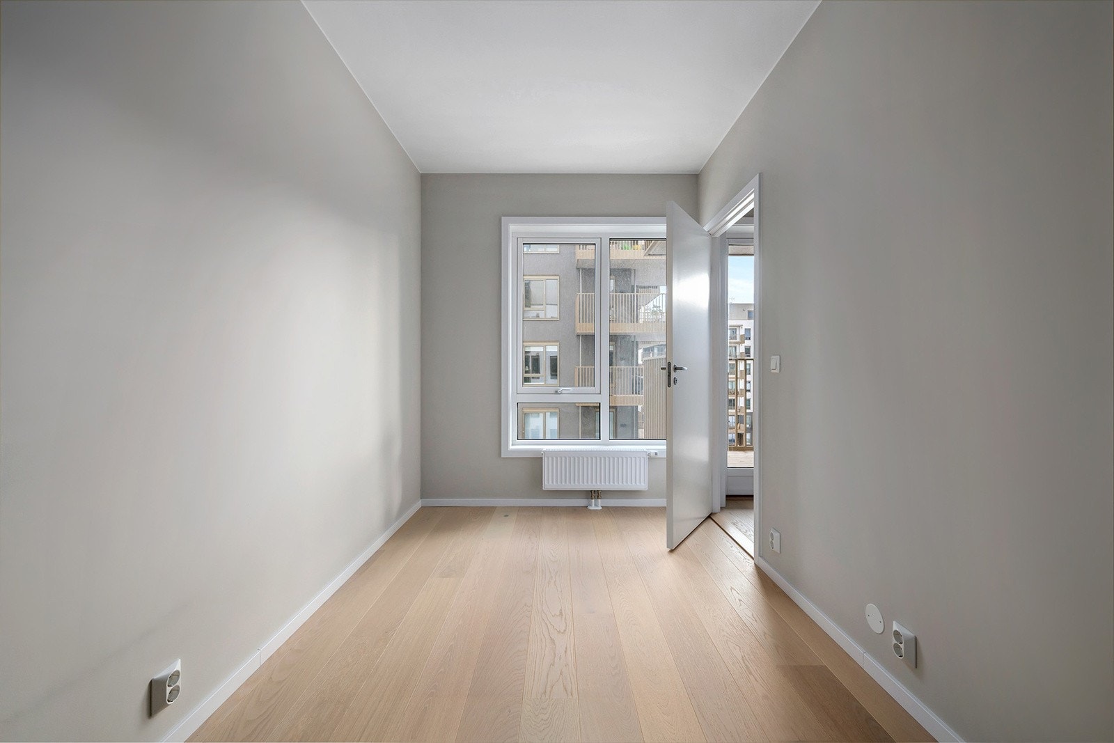 Rommet er oppført med slette vegger og store vindusoverflater som gir godt med lyinnslipp. Galleribilde