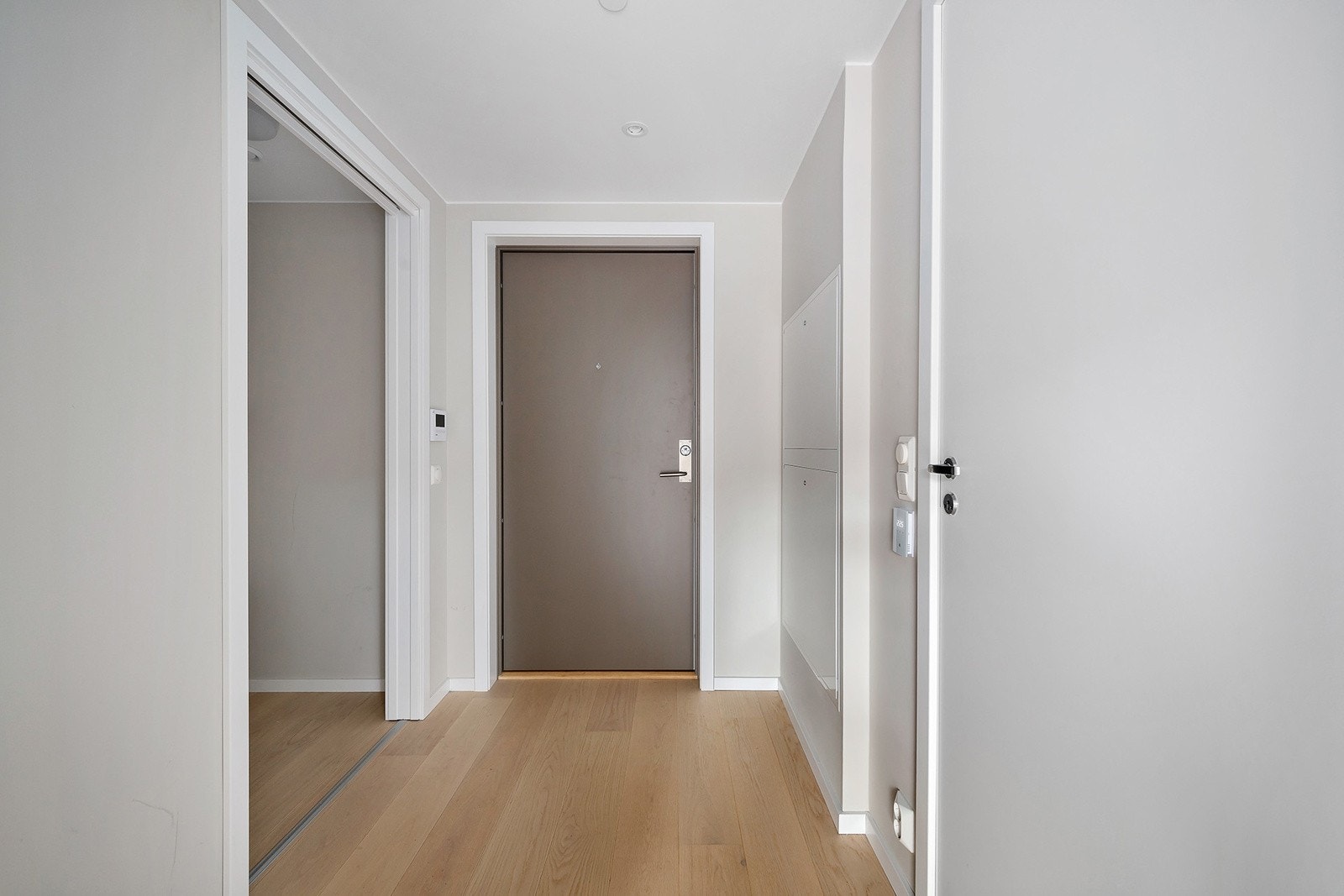 Entreen har inngang til innvendig bod som eventuelt kan skape svært god garderobeplass, oppført med dør-calling anlegg. Galleribilde