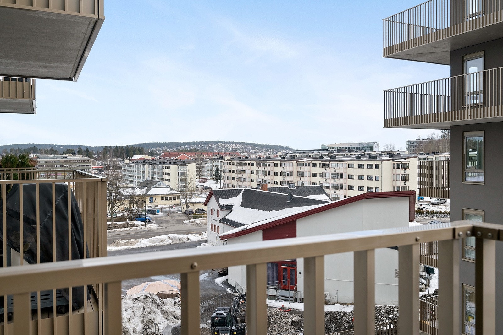 Den østvendte balkongen har utvendig belysning og strømuttak. Galleribilde