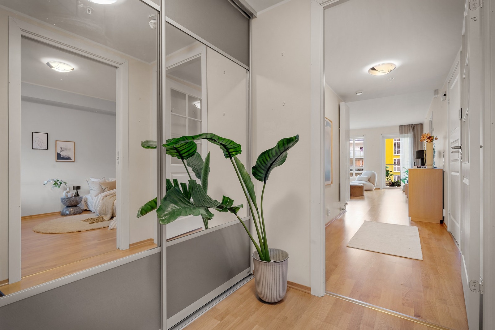 - Entréen er innbydende med god plass til oppbevaring i stor skyvedørsgarderobe - Galleribilde