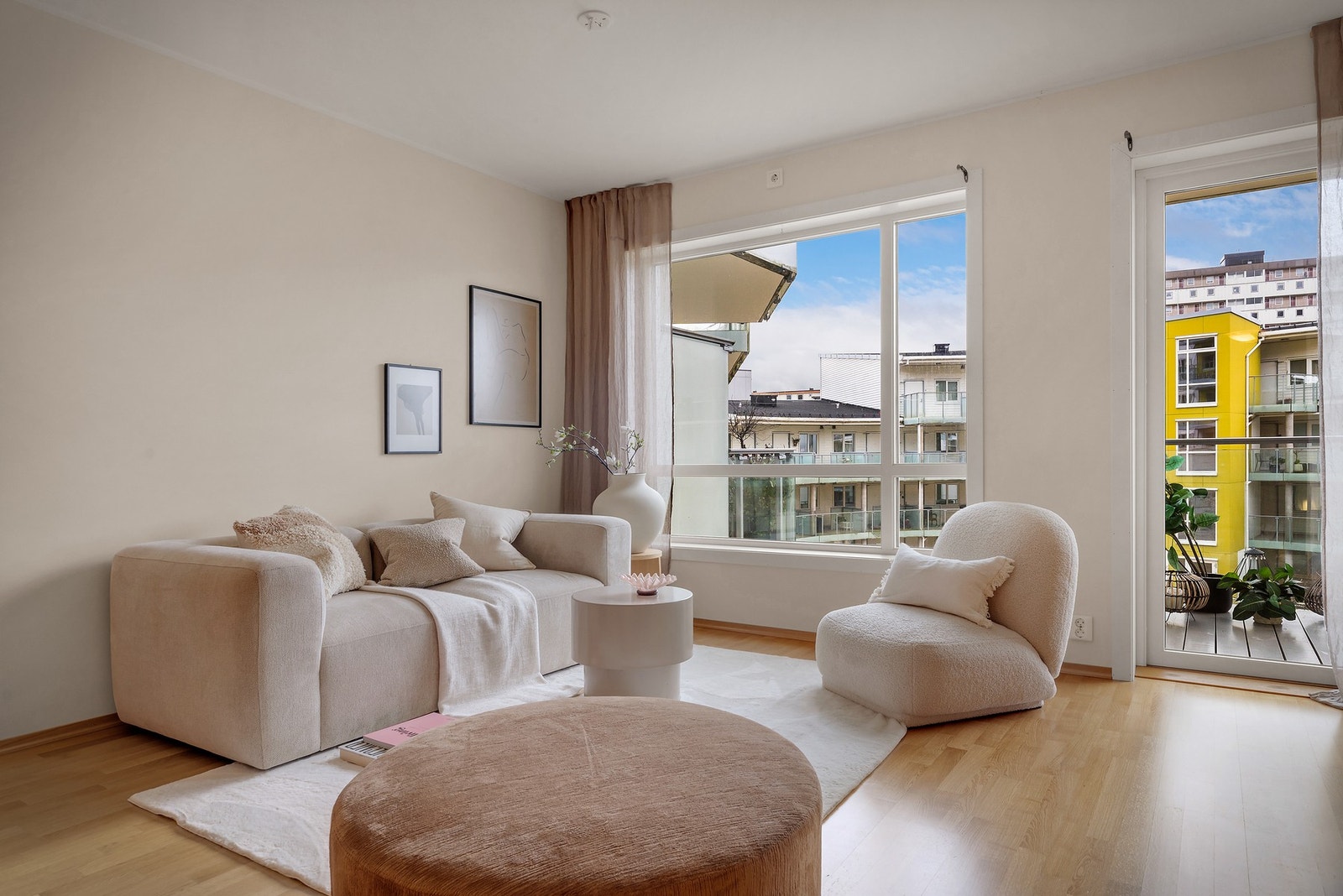 - Boligen har en romslig og luftig stue med god plass til både sofakrok og spisebord - Galleribilde