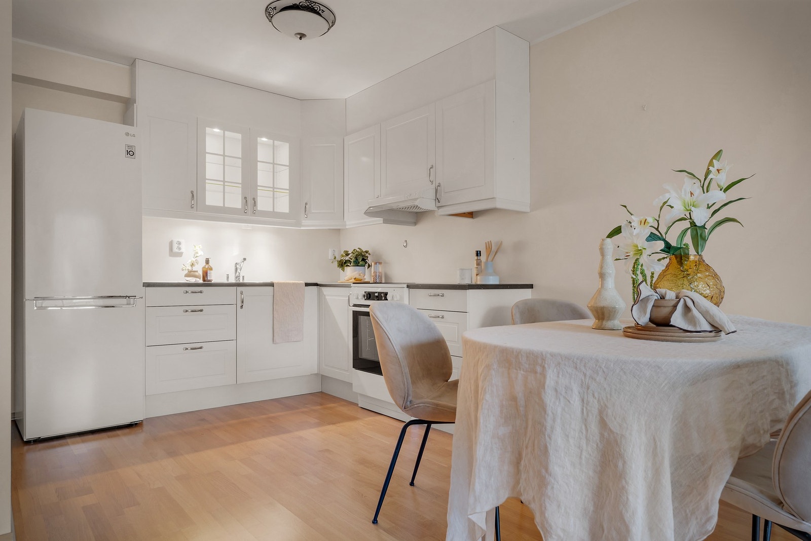 - Naturlig plass til spisebord ved kjøkkenet - Galleribilde