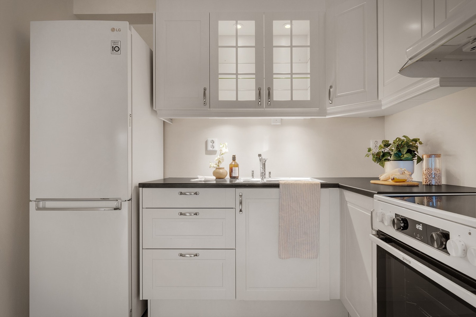 - Godt med både skap- og arbeidsplass - Galleribilde