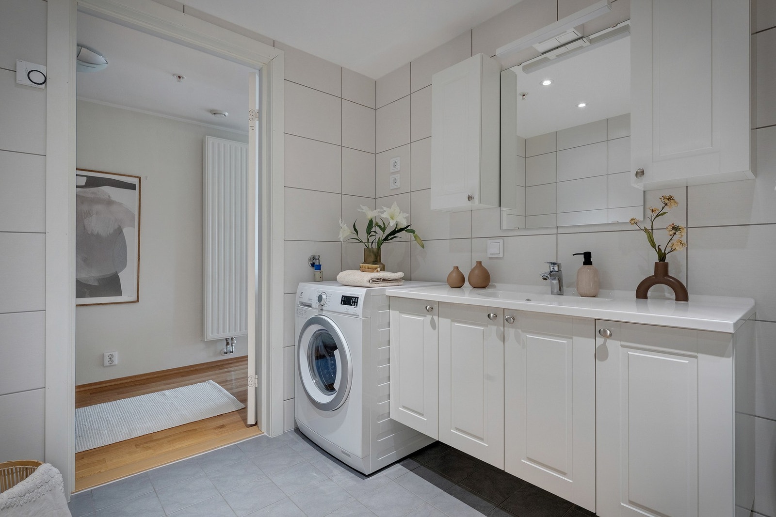 - Det er innredet med stort baderomsmøblement, vegghengt toalett, dusjkabinett og opplegg for vaskemaskin - Galleribilde