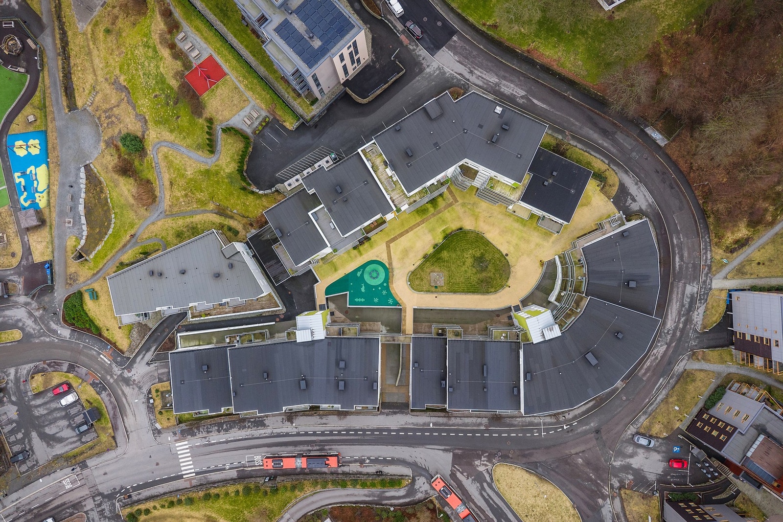 - Kollektivtilbudet er eksepsjonelt godt. Buss nummer 5 har endeholdeplass like nedenfor - Galleribilde