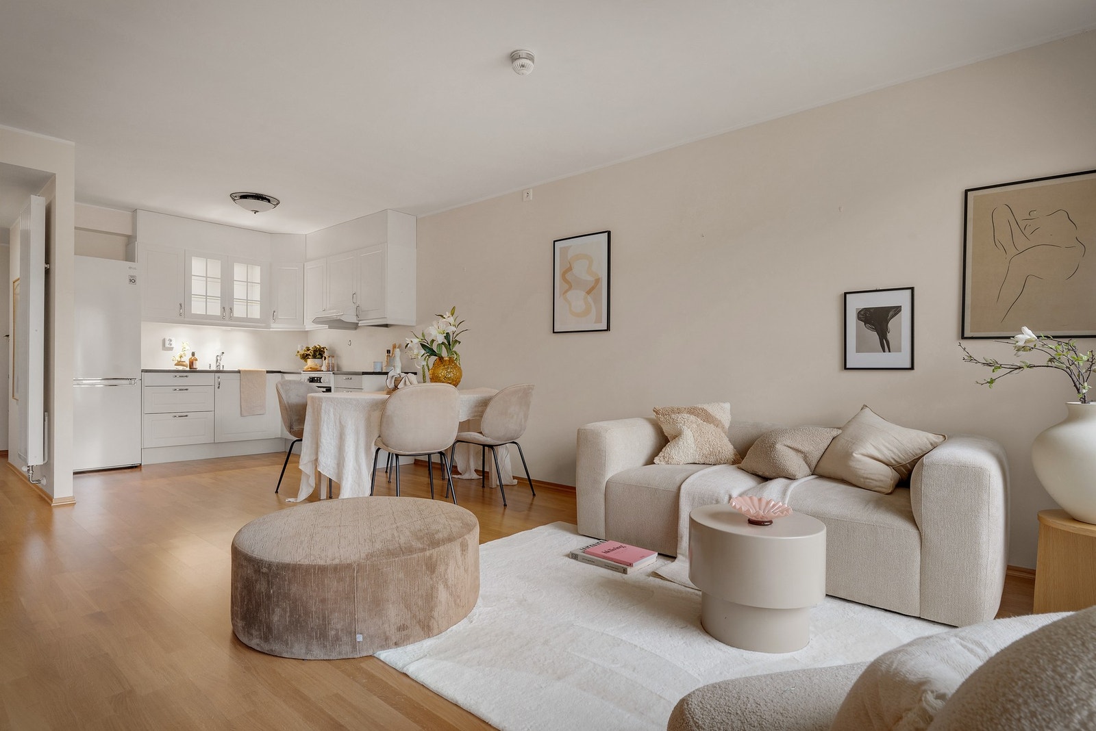 - Kjøkkenet ligger i åpen løsning mot stuen og fremstår lyst og trivelig - Galleribilde