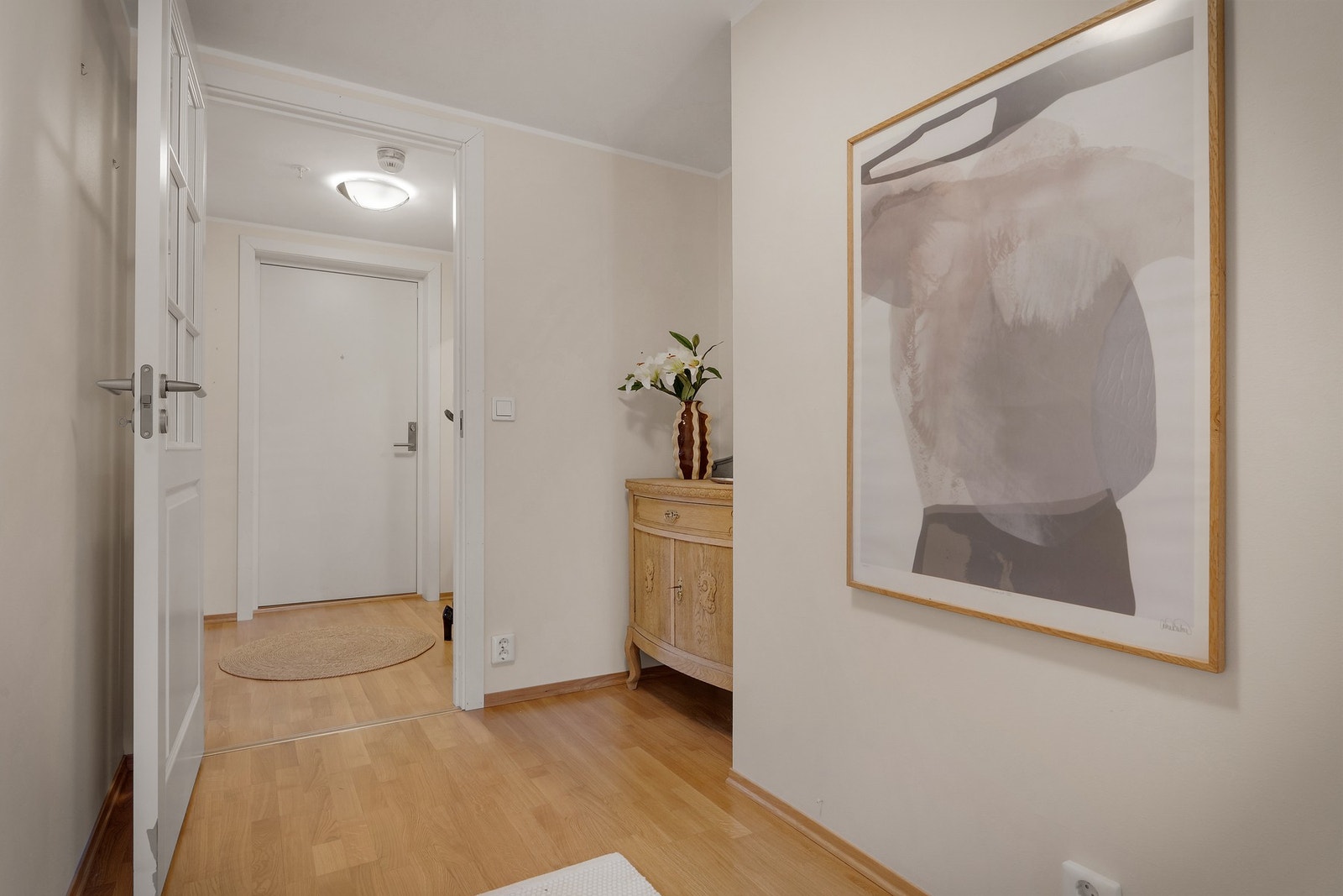 - Oppvarming skjer via vannbåren varme med gulvvarme på bad og radiator i gang - Galleribilde