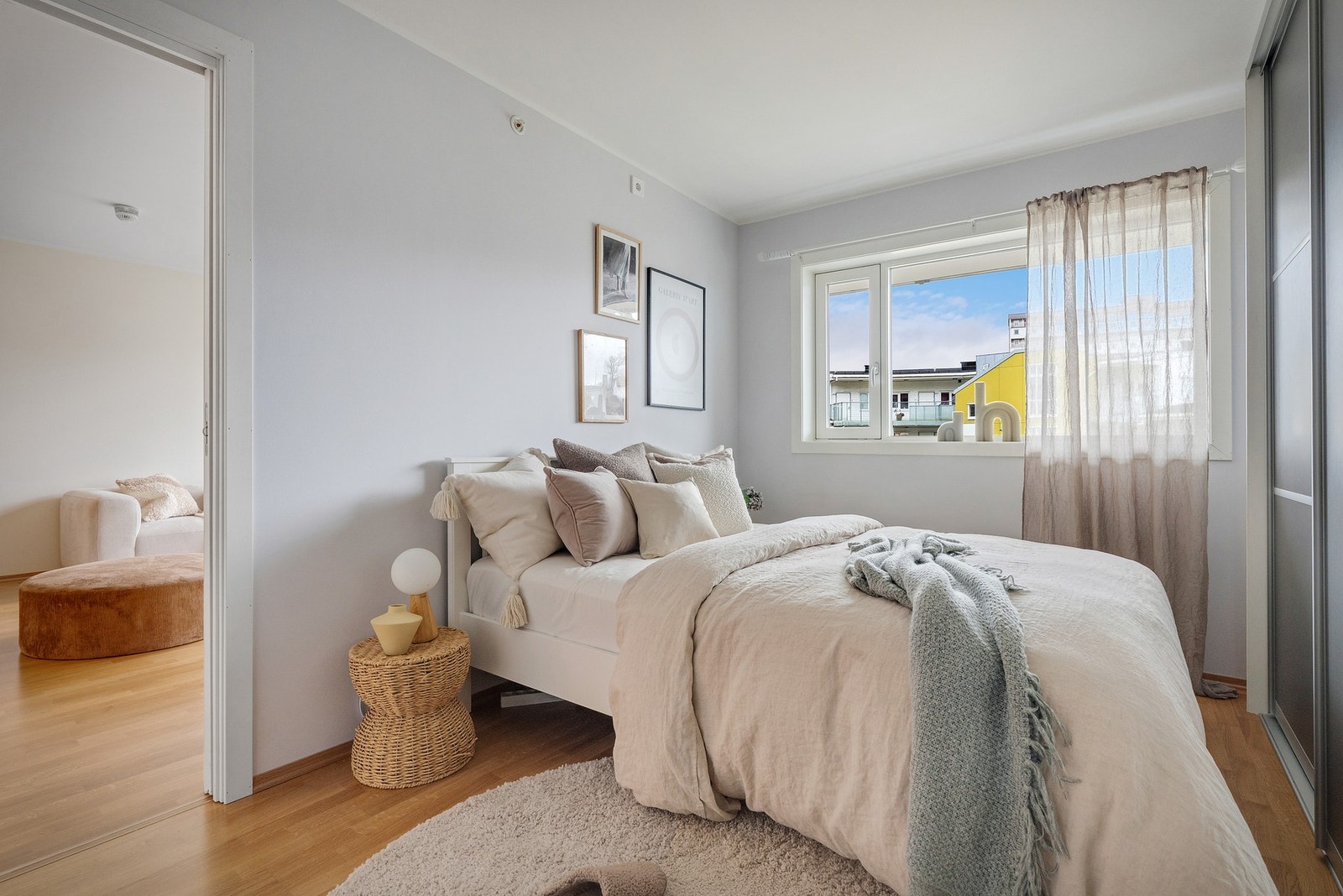 - Lyst og romslig hovedsoverom - Galleribilde