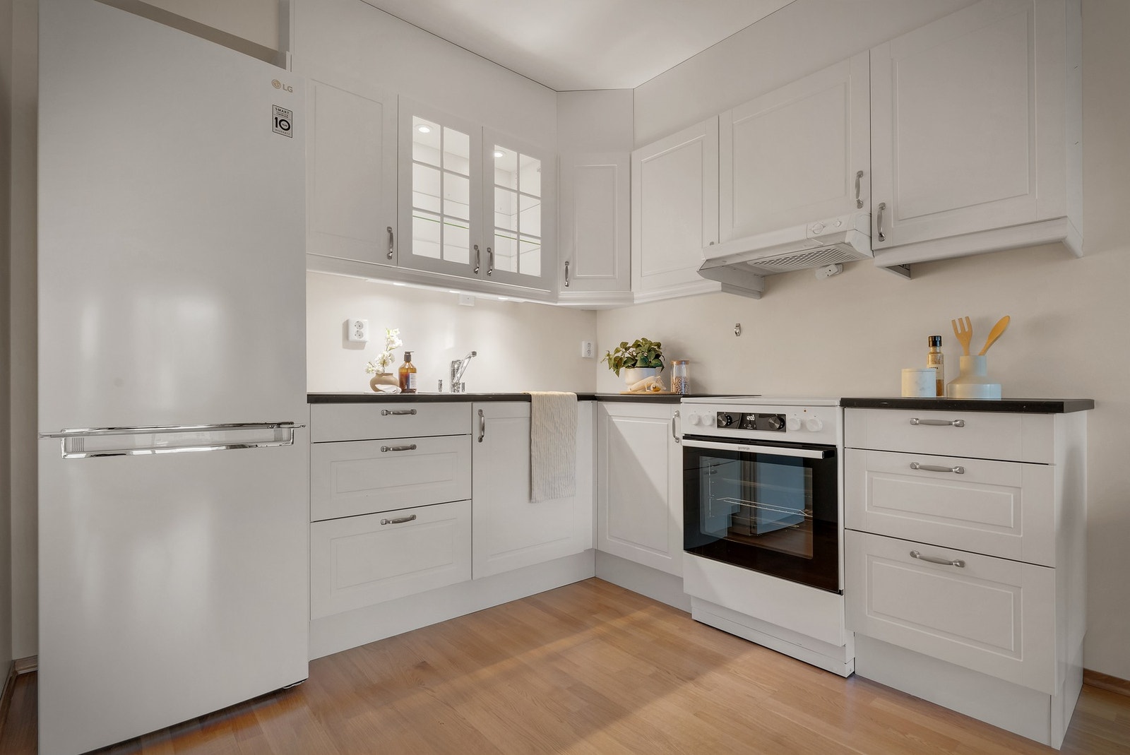 - Kjøkkenet har profilerte fronter, ett vitrineskap, laminat benkeplate og frittstående hvitevarer som medfølger - Galleribilde