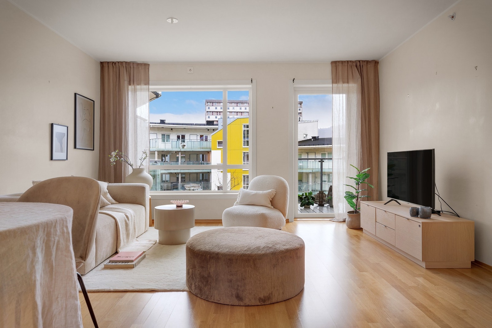 - Fra stuen er det utgang til en hyggelig balkong på ca. 9 m² - Galleribilde