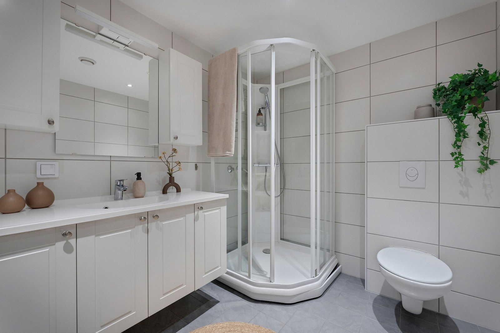 - Badet er lyst og klassisk med flislagte overflater - Galleribilde