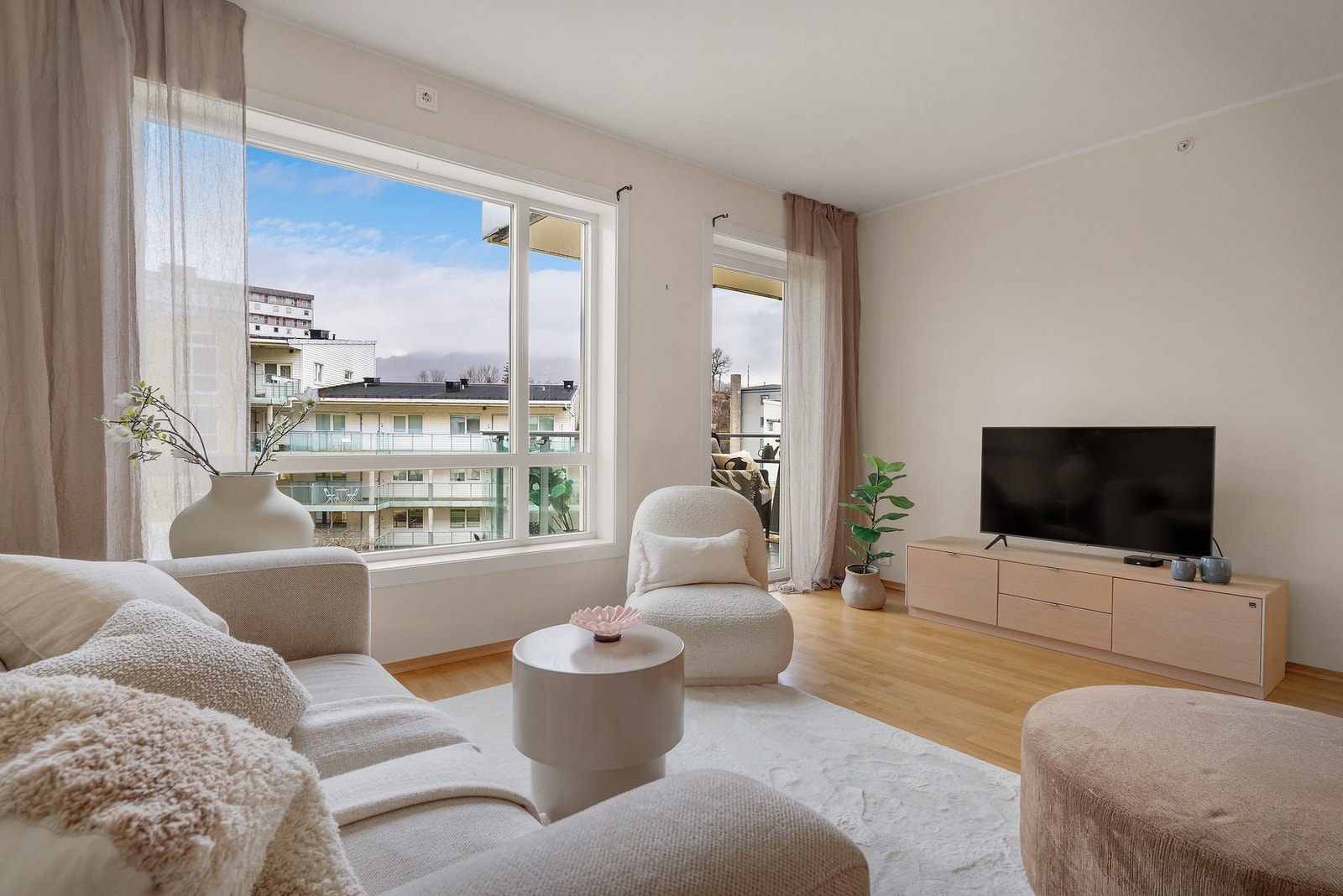 - Store vindusflater som slipper inn rikelig med naturlig lys - Galleribilde