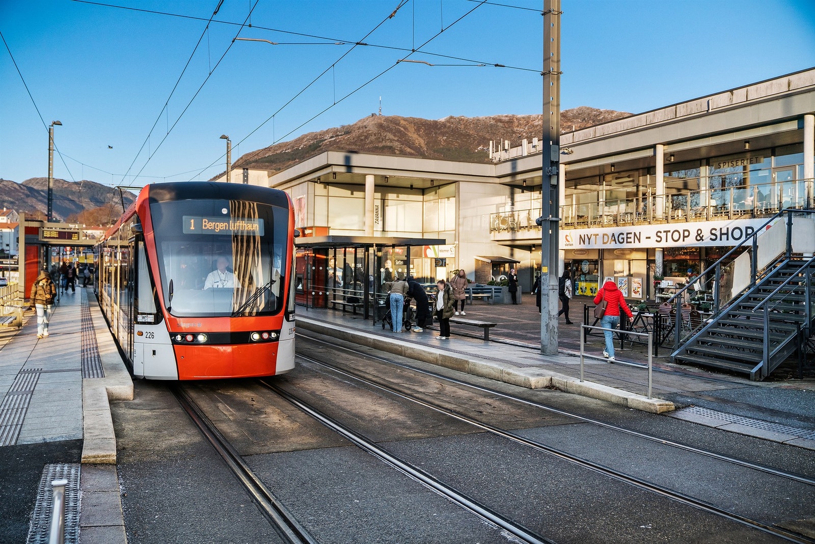 - Sletten senter med flere shoppingmuligheter, dagligvare og bybanestopp er kort gange unna leiligheten - Galleribilde