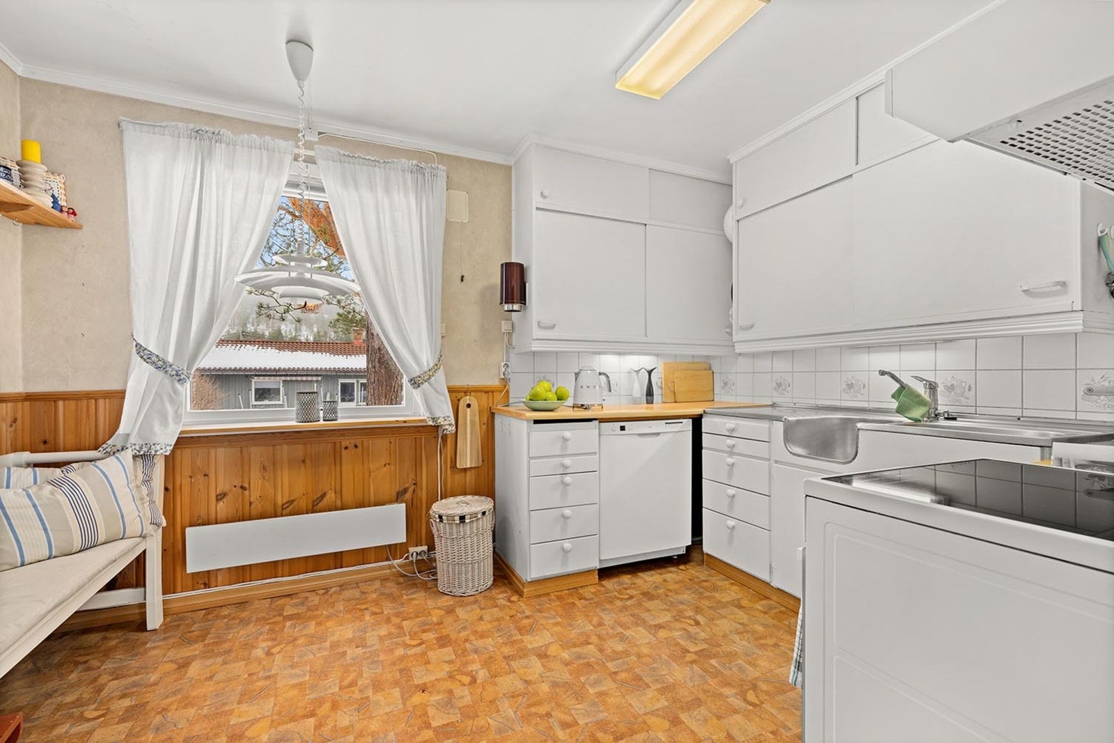 Kjøkkeninnredning med glatte fronter fra ukjent årstall. Benkeplate med laminert overflate, samt parti i rustfritt stål med nedfelt oppvaskkum. Galleribilde