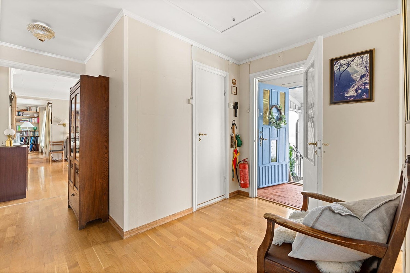 Romslig entré og gang med gode muligheter for garderobe og praktisk oppbevaring. Galleribilde