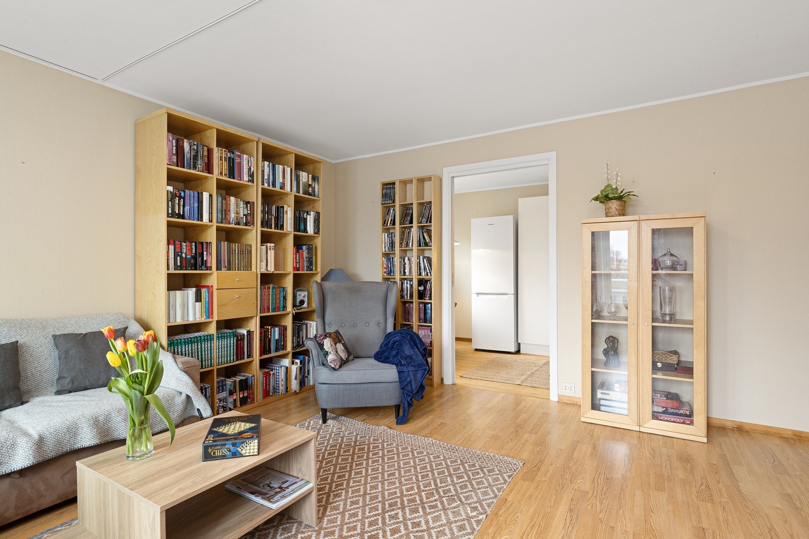 Stuen har laminatgulv og utgang til balkong via dør med energiglass. Galleribilde