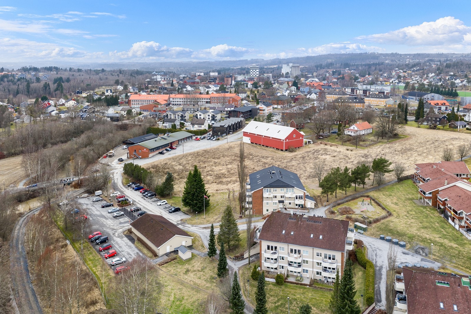Området rundt eiendommen har kort vei til Mysen sentrum, med nærhet til jernbanestasjon og dagligvarebutikker. Galleribilde