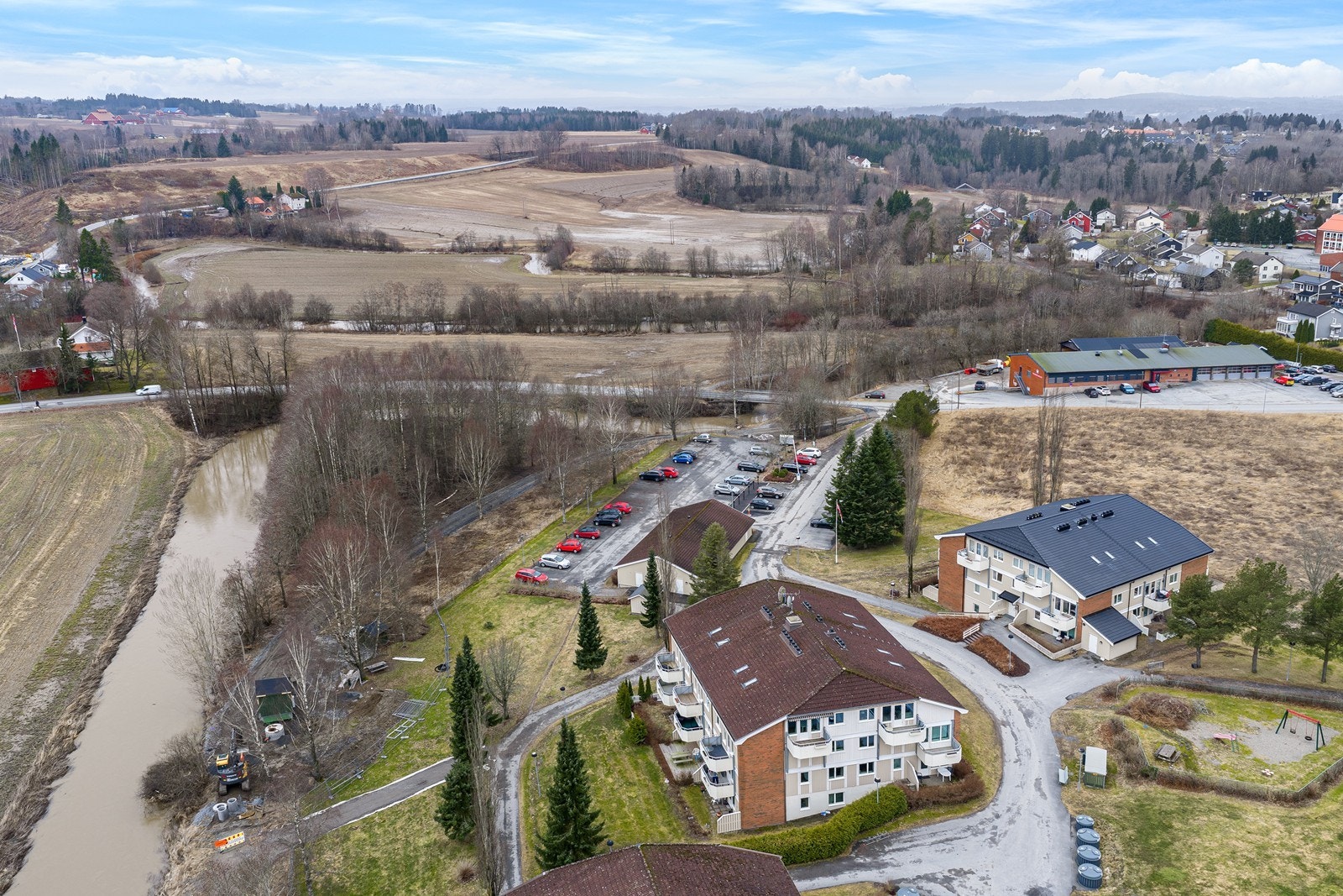Eiendommen ligger i et rolig område med fine turområder mot Trømborgfjella og gode parkeringsmuligheter innenfor bommen. Galleribilde
