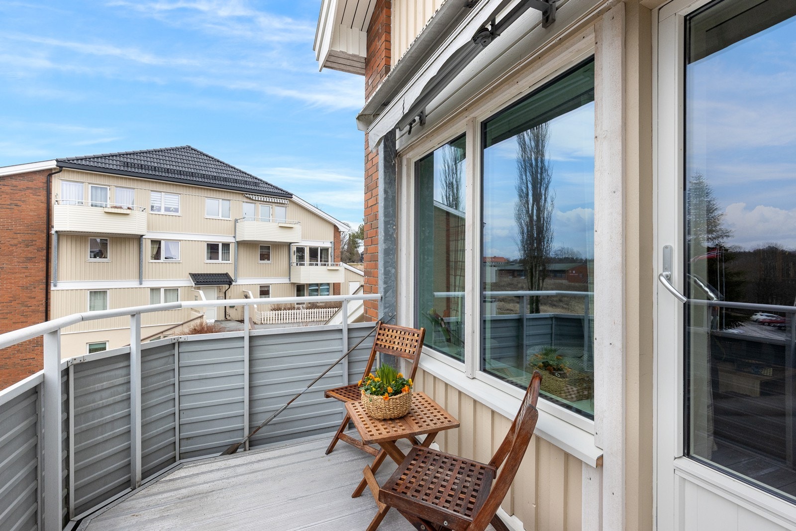 Balkong med motorisert markise. Galleribilde