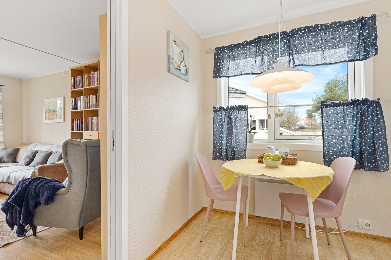 Skyvedør til kjøkkenet gir fleksibel rominndeling og enkel tilgang til spiseplassen. Galleribilde