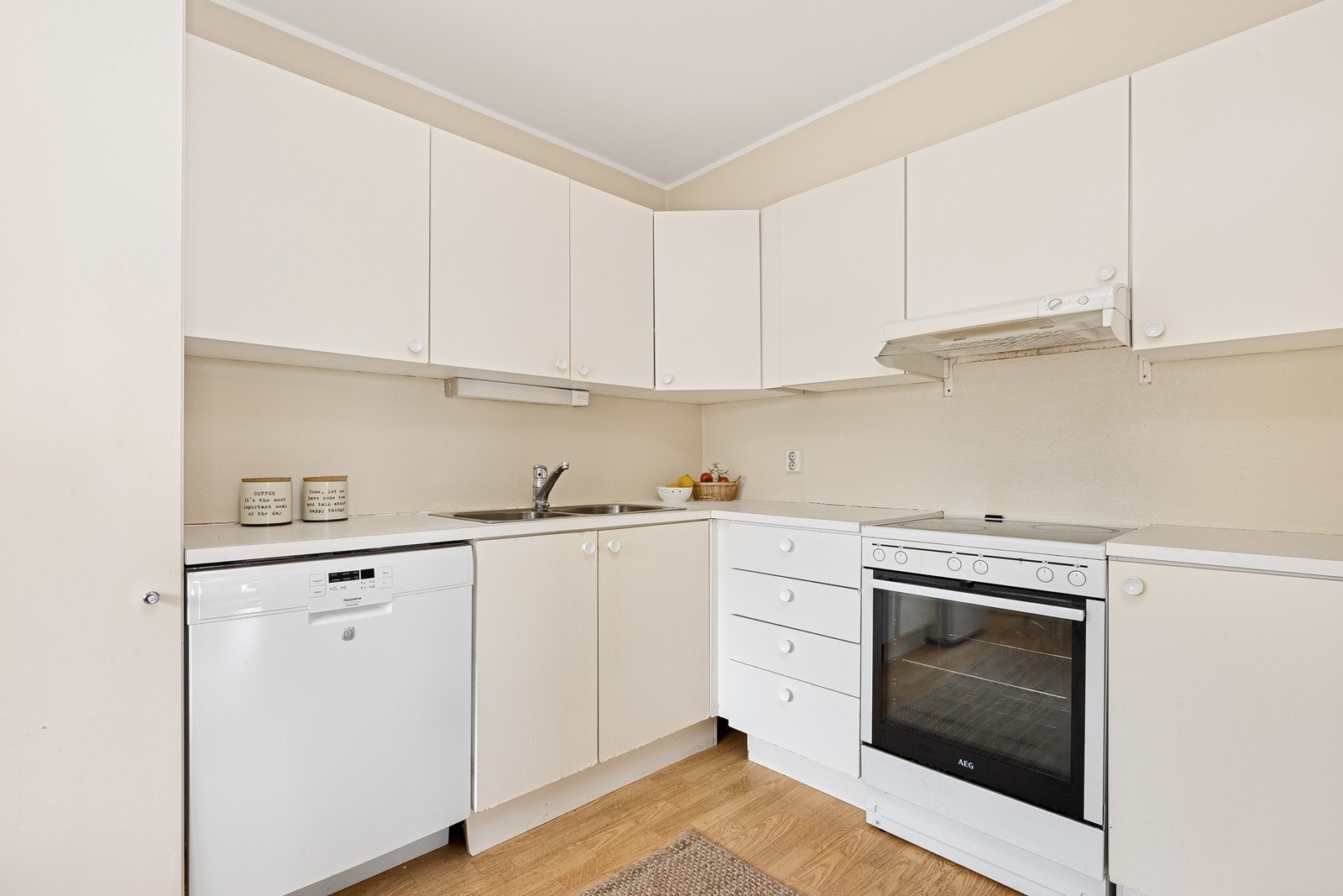 Kjøkkeninnredningen er i L-form, bra med skap og benkeplass. Galleribilde