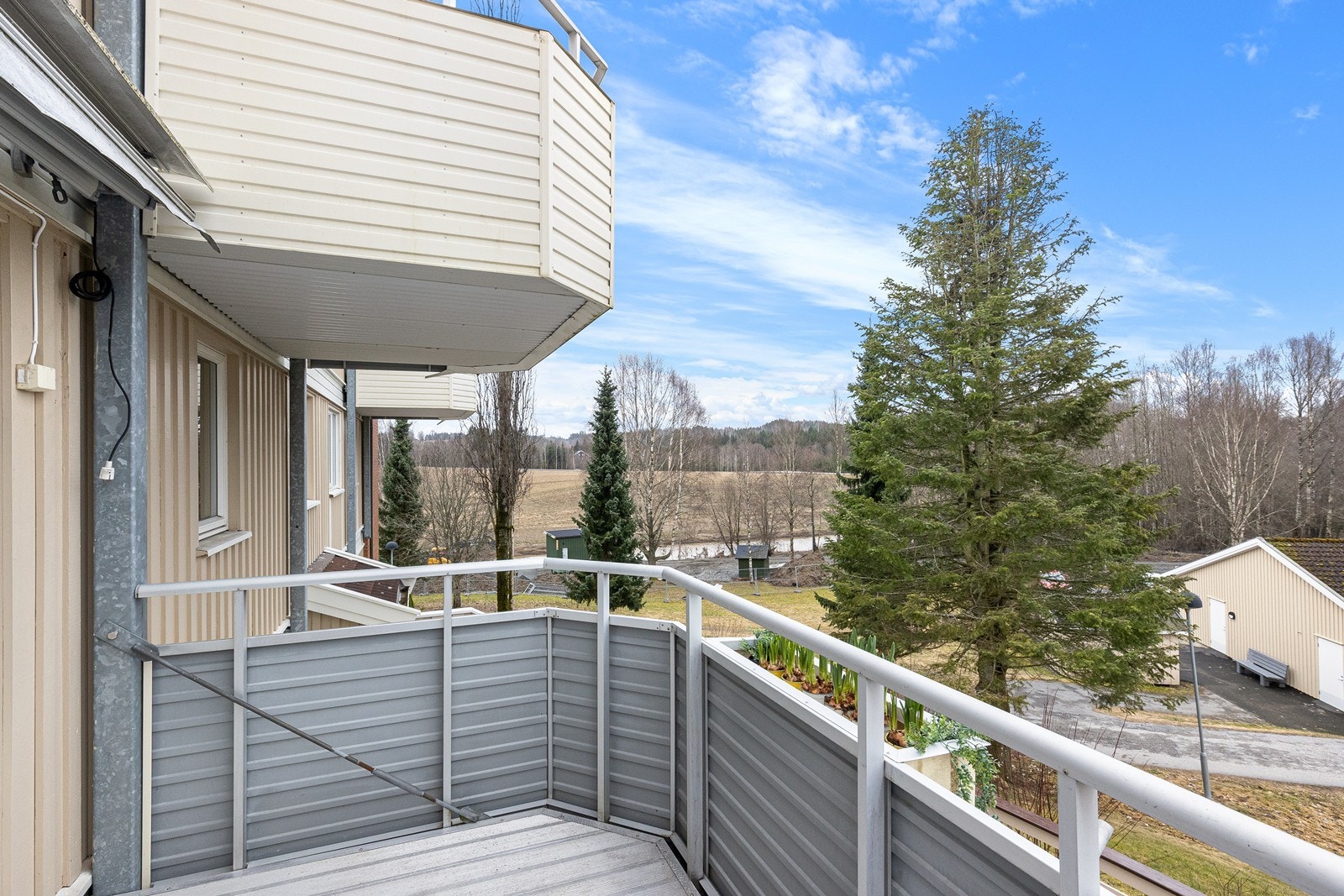 Utsikt fra balkongen mot grøntområde gir en rolig atmosfære og enkel tilgang til naturen. Galleribilde