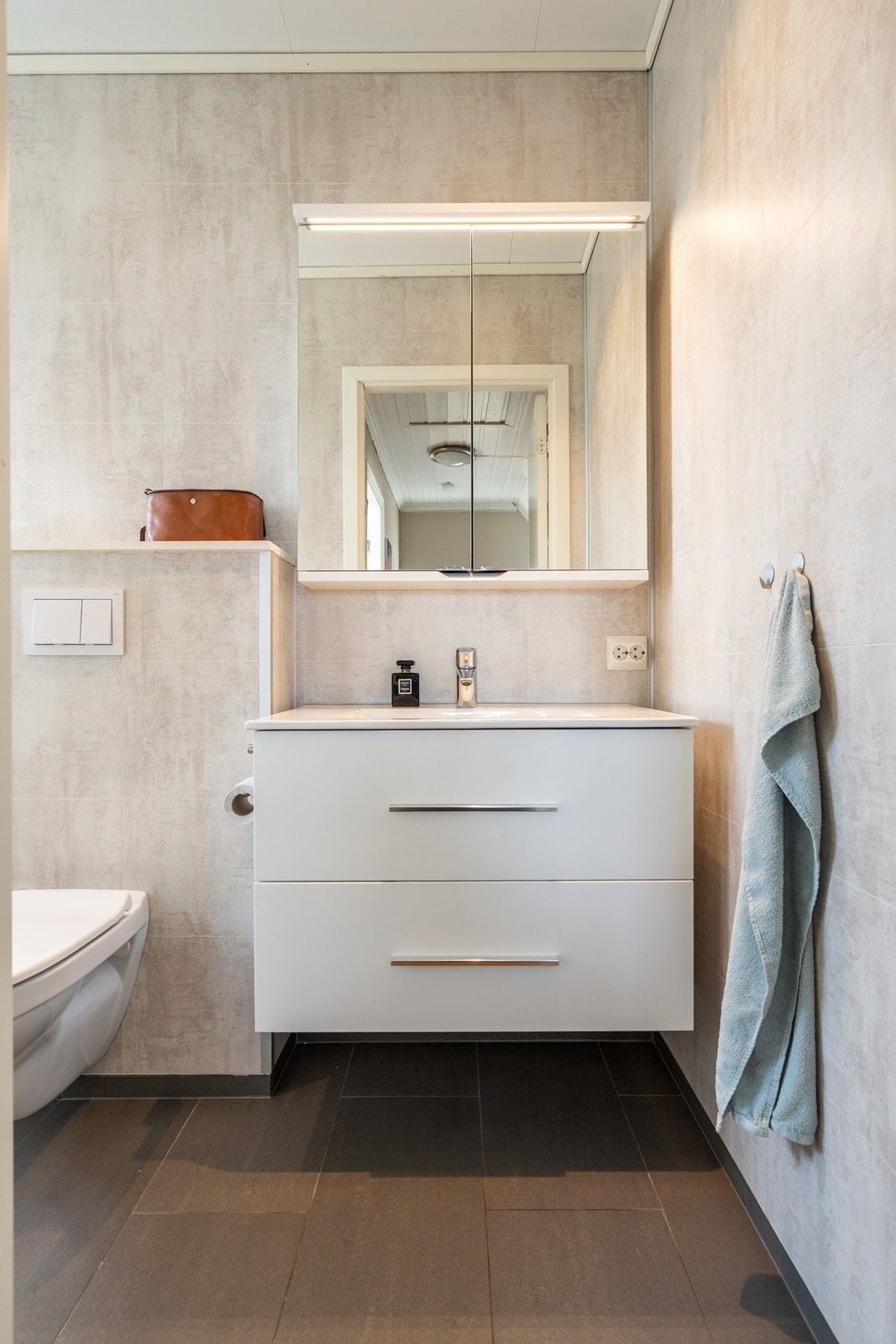 Bad med baderomsseksjon, dusj og vegghengt toalett Galleribilde