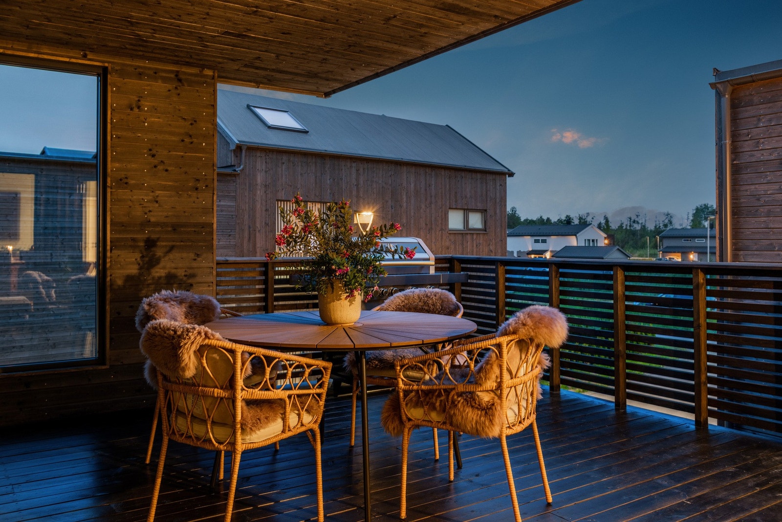 En påkostet enderekkehus med barnevennlig beliggenhet nær flotte turområder, skole og lekeplasser. Galleribilde
