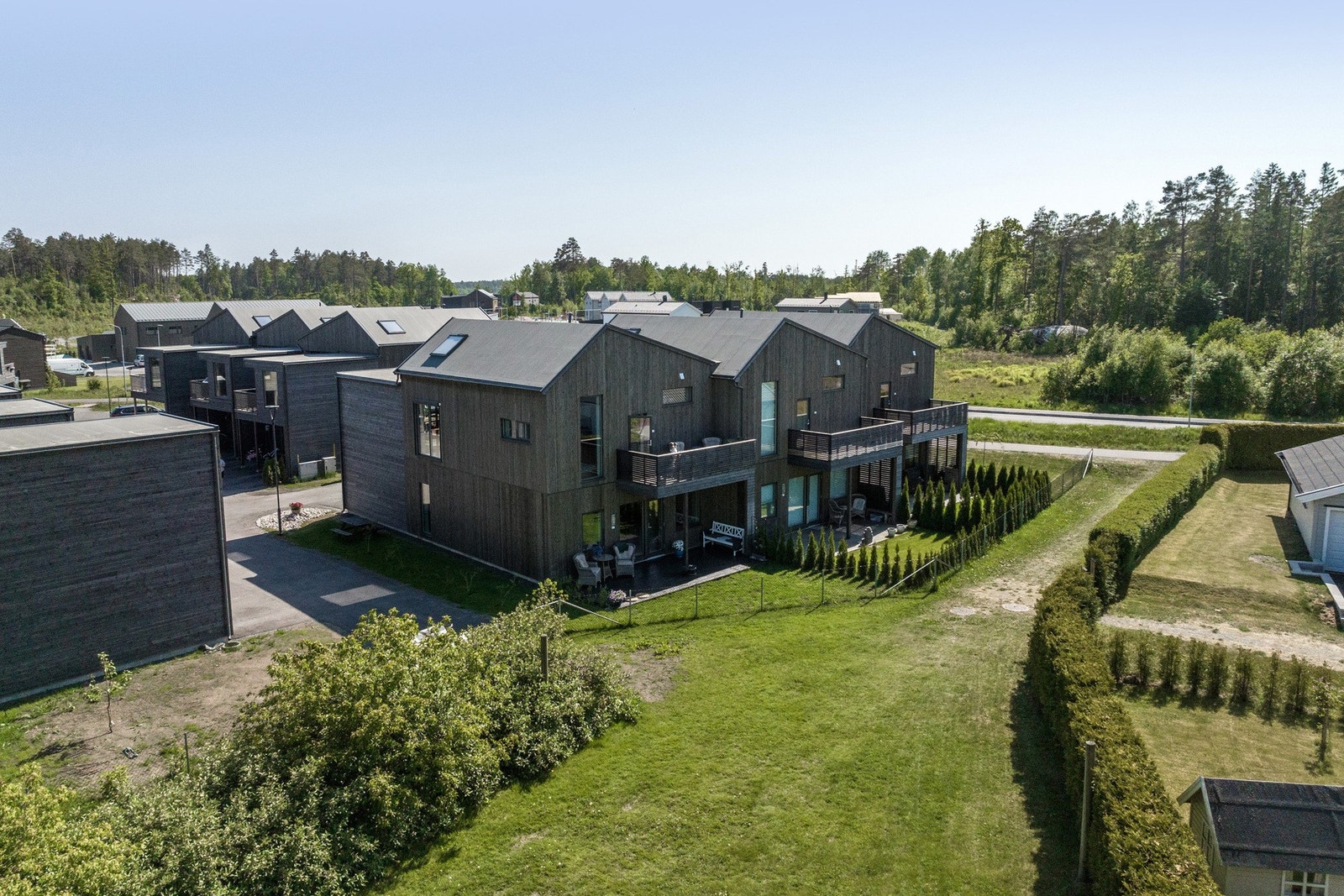 Boligen ligger med gangavstand til skole, barnehage og flotte turområder. Galleribilde