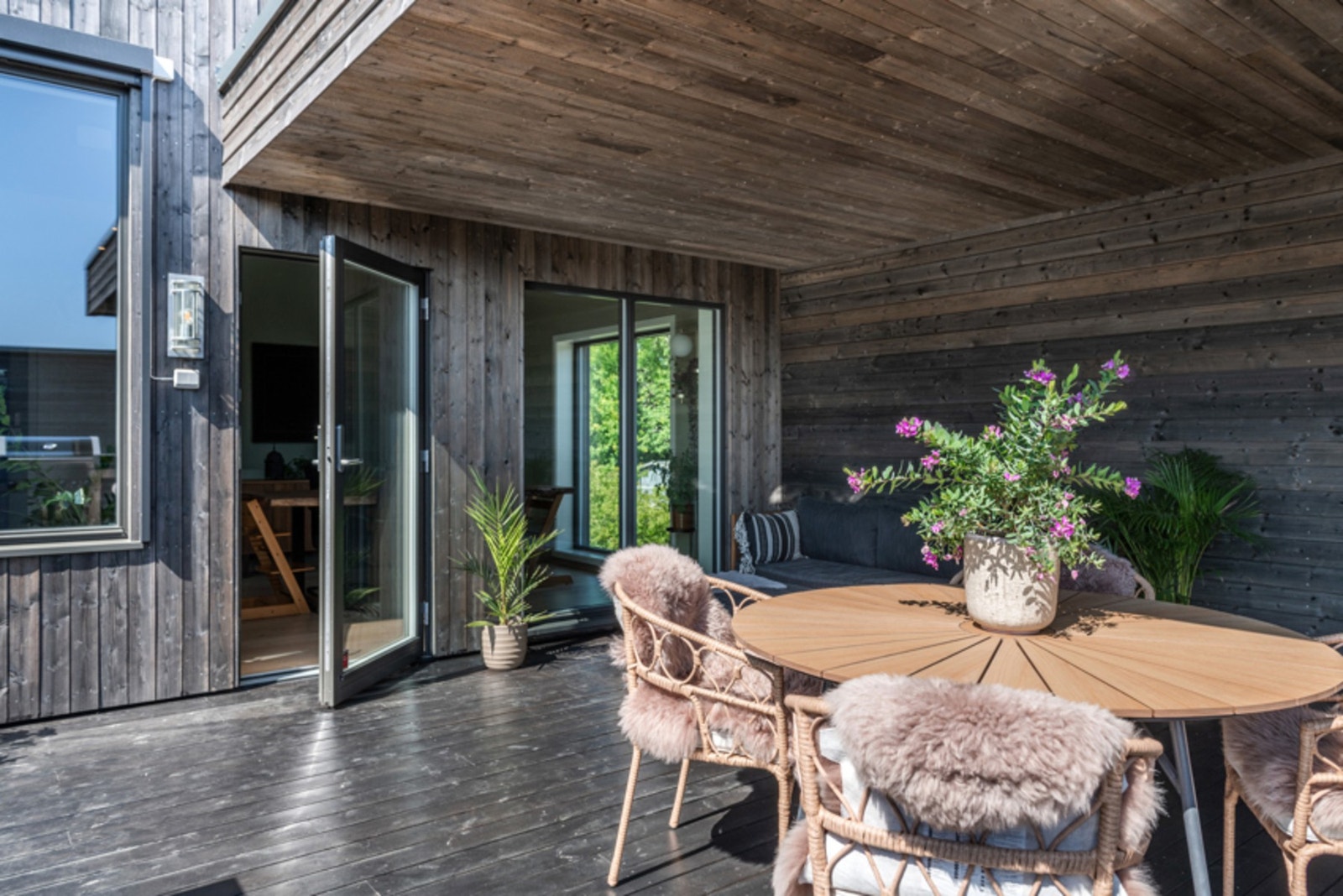 Flott, solrik veranda med utgang fra stuen. Galleribilde