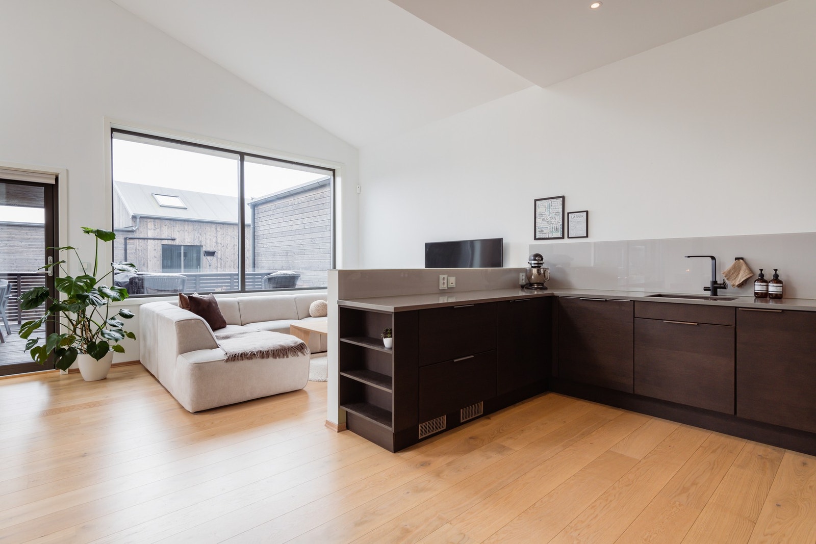 Rålekkert kjøkken i åpen løsning med stuen. Galleribilde