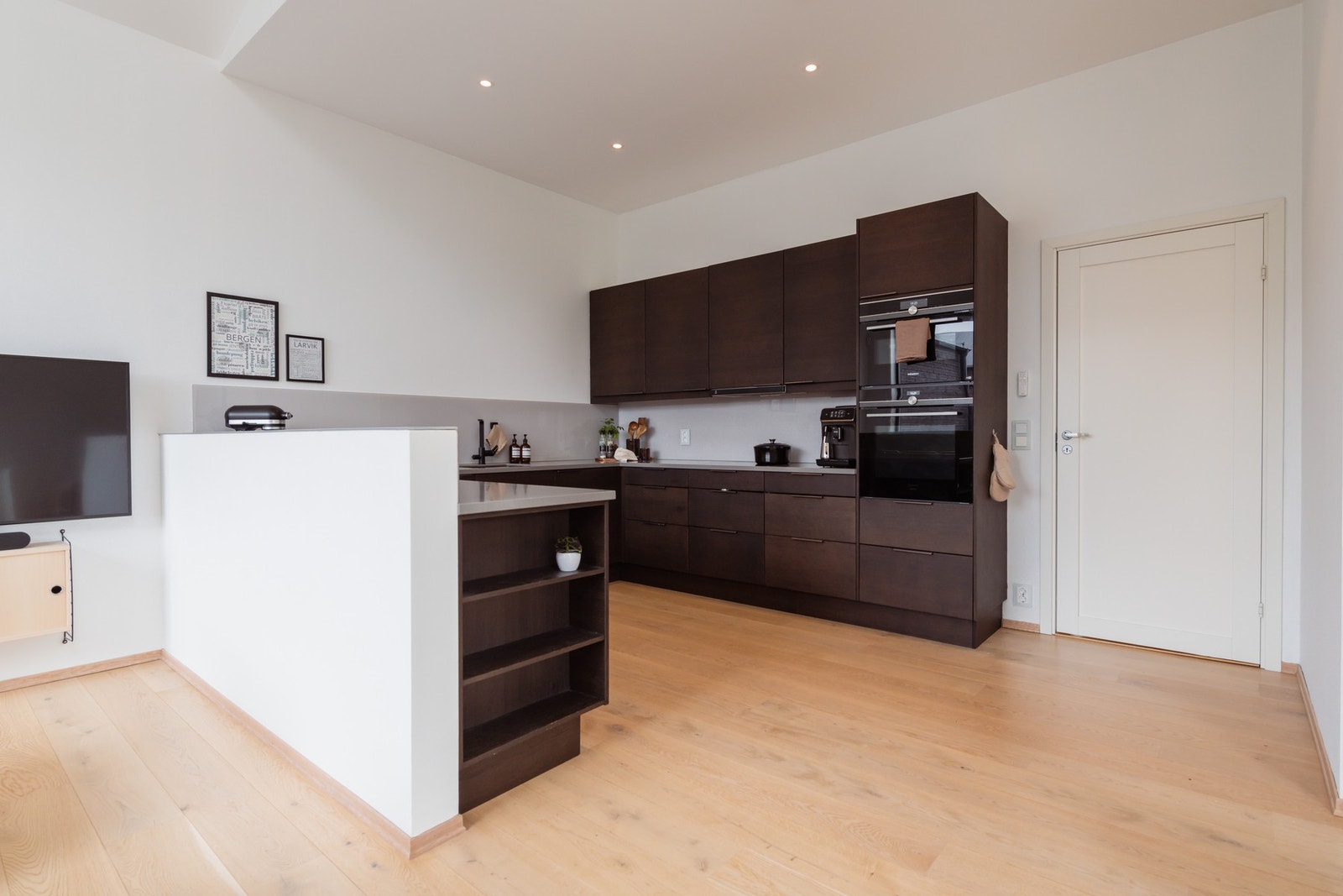 Kjøkkenet fremstår svært påkostet med ekstra skapplass, steinplate og integrerte hvitevarer. Galleribilde