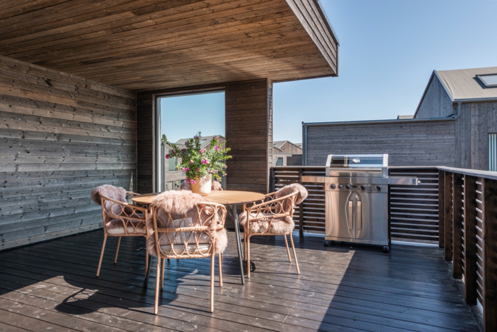 Boligen har flere flotte, solrike uteplasser. Galleribilde