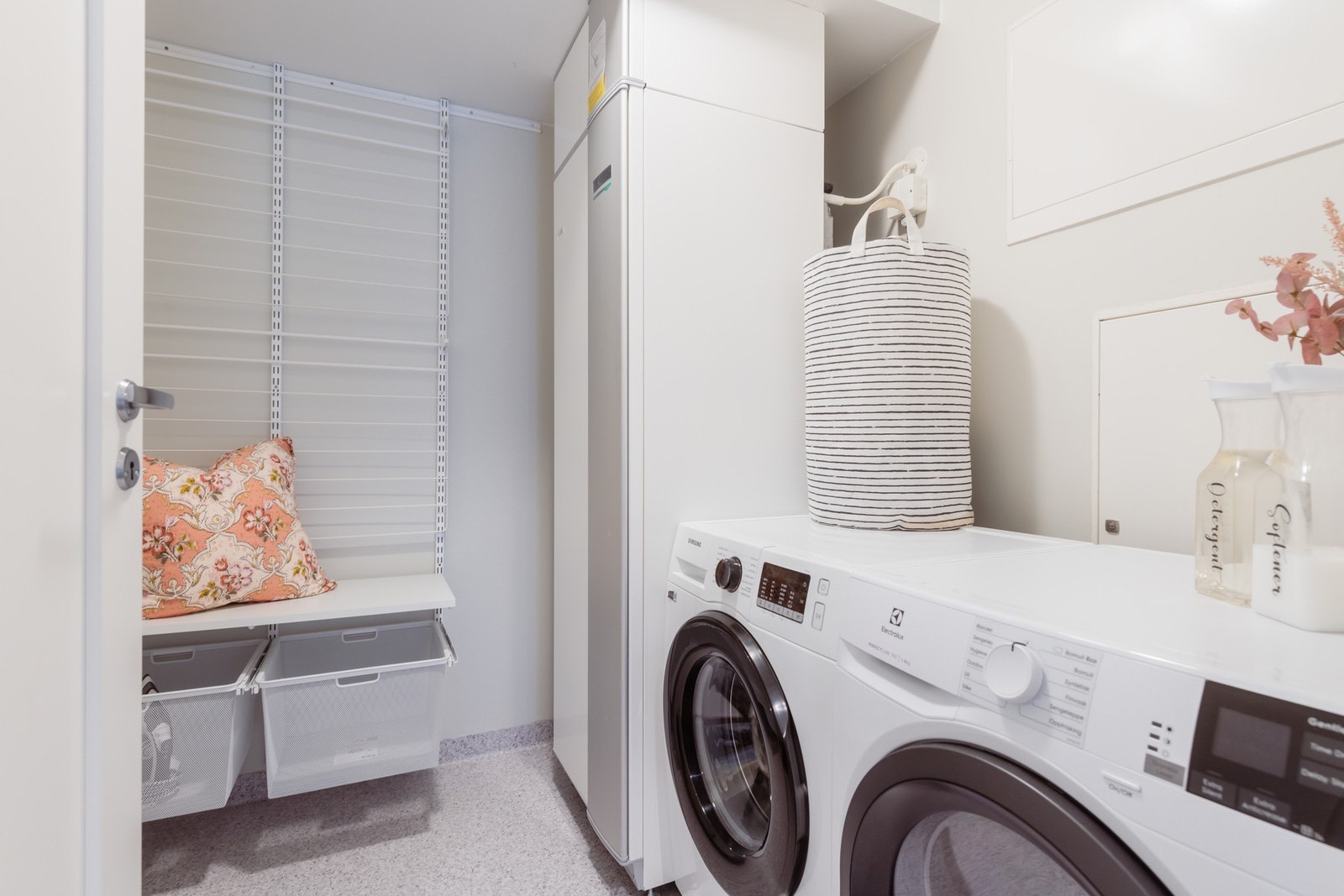 Praktisk teknisk rom med opplegg til vaskemaskin. Galleribilde