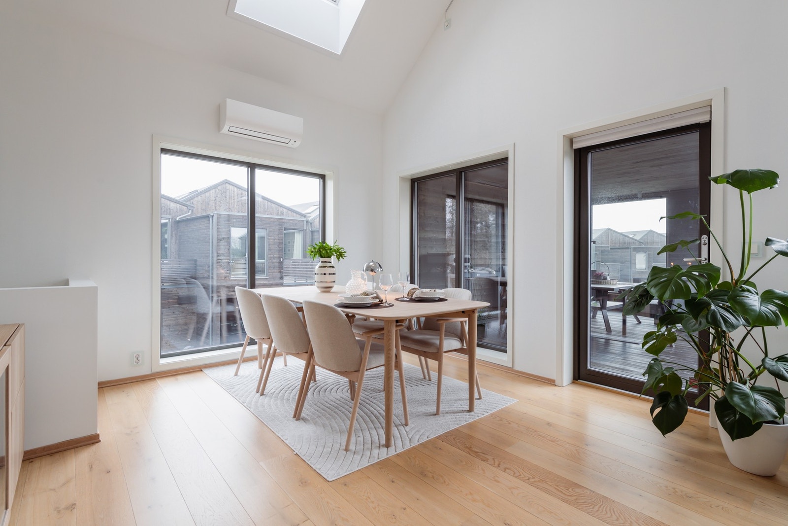 Stuen har godt takhøyde og store vindusflater. Utvendig solskjerming. Galleribilde