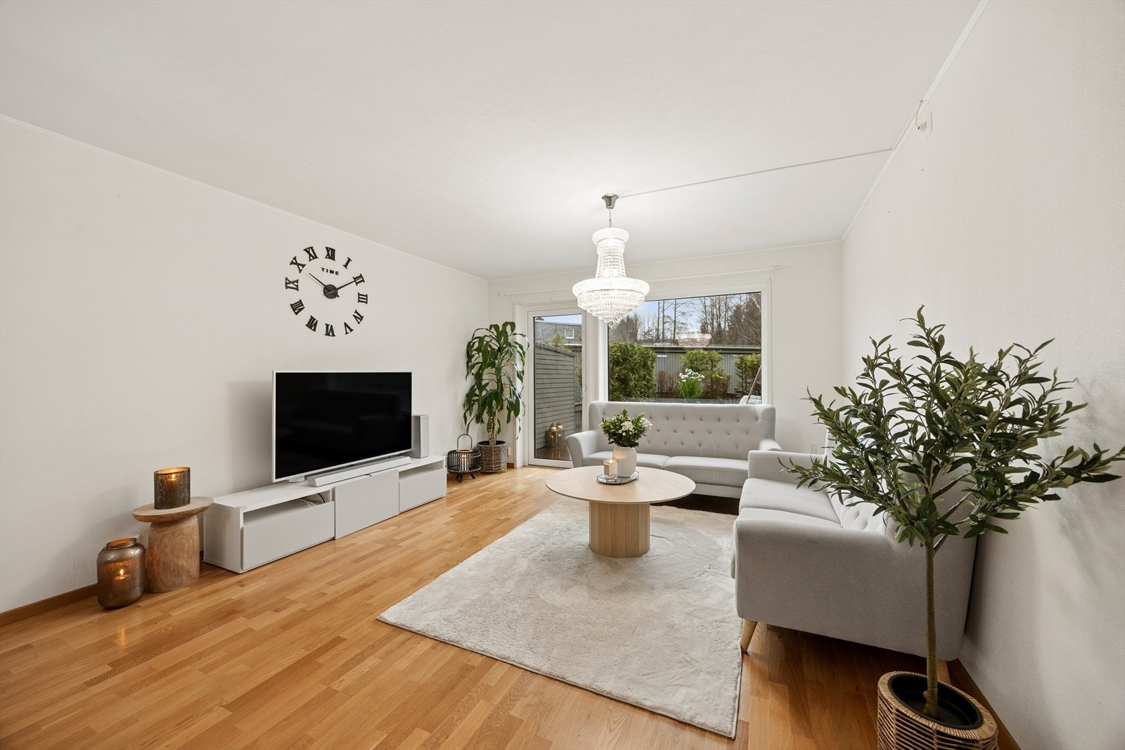 Store vindusflater slipper inn godt med naturlig lys. Galleribilde