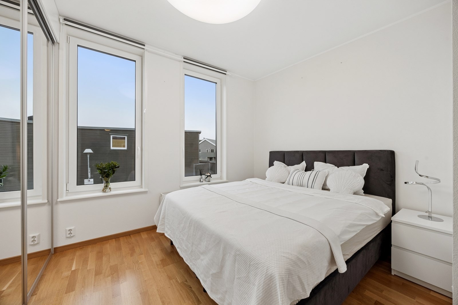 Hovedsoverommet er romslig, med god plass til dobbeltseng og nattbord på hver side. Her er det et stort garderobeskap med skyvedører av speil. Galleribilde