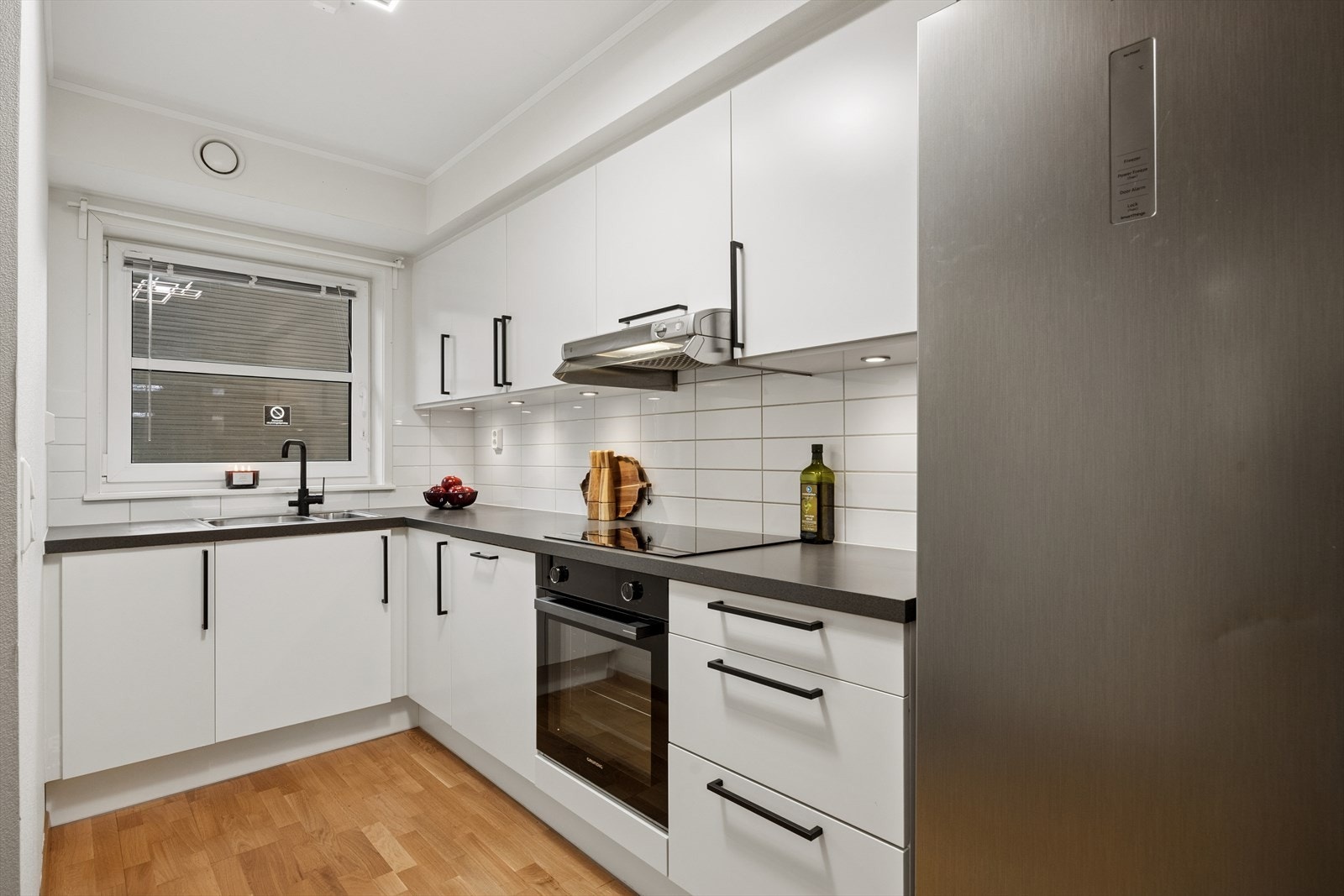 Kjøkkenet er utstyrt med nyere og integrert oppvaskmaskin, stekeovn, induksjonsplatetopp og et frittstående fryseskap. Galleribilde