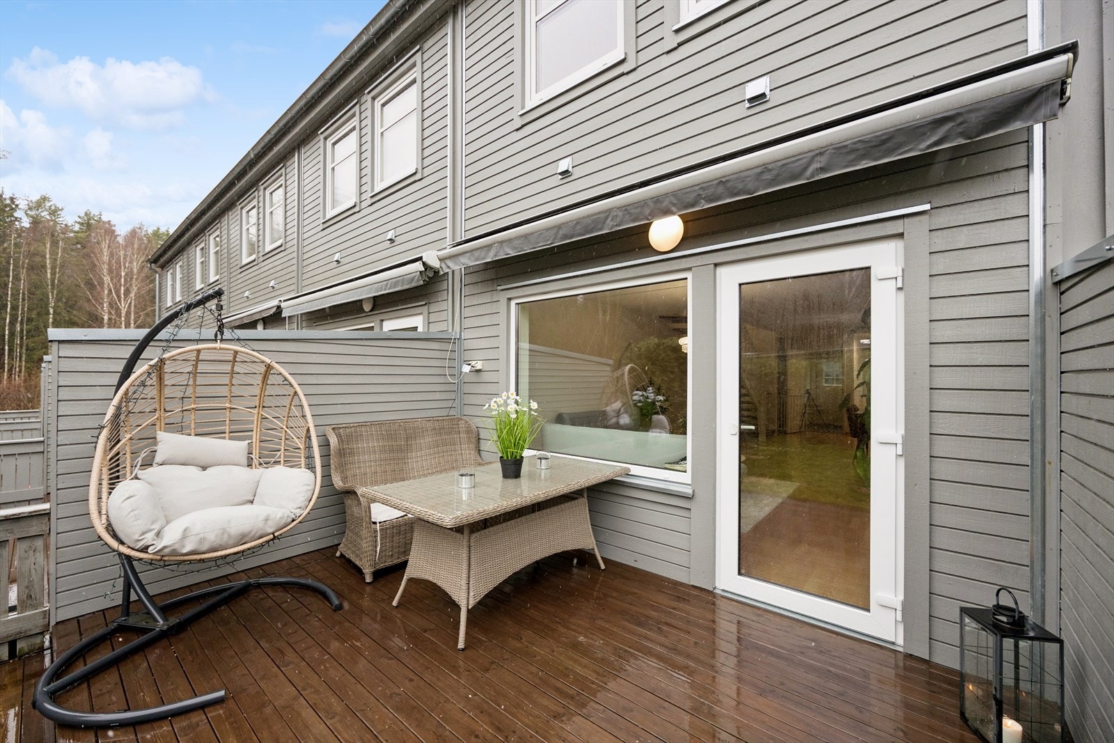 Terrassen er utstyrt med markise med fjernkontroll, stikkontakt og lys på veggen. Galleribilde