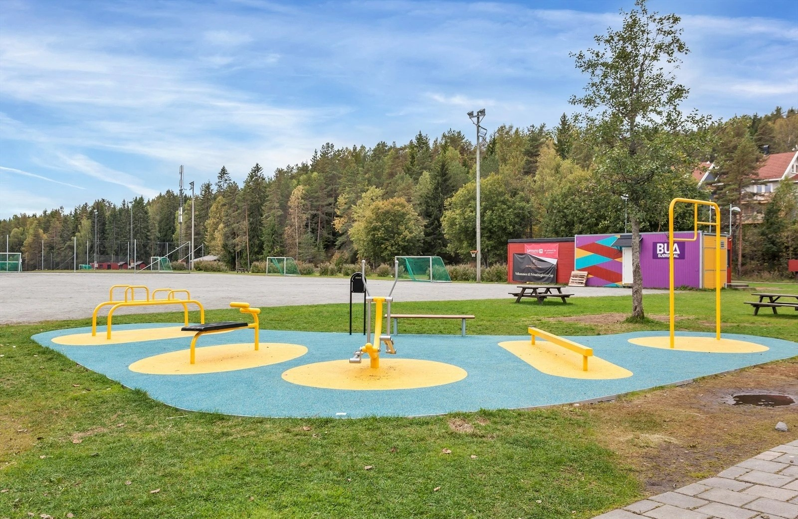 Bjørndal har en aktiv sportsforening og en flott idrettspark med flere fotballbaner (kunstgress, gress og grus), tennisbaner, cricketpitch, basket, kulestøt, lengdehopp og sandvolleyball. Galleribilde