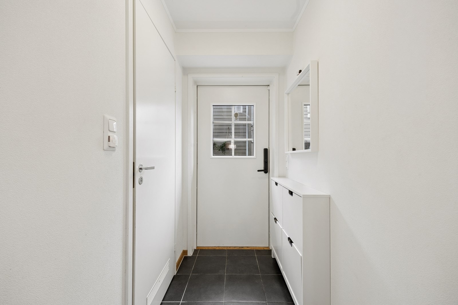 Entréen med flislagt gulv og varme i gulvet som gir ekstra komfort. Galleribilde