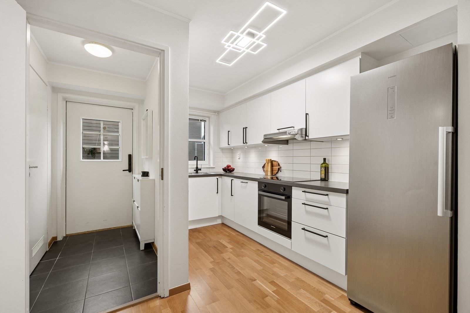 Både kjøkkenkran, platetopp, oppvaskmaskin og stekeovn er ny i 2025, og i 2026 ble tre av kjøkkenfrontene skiftet. Galleribilde