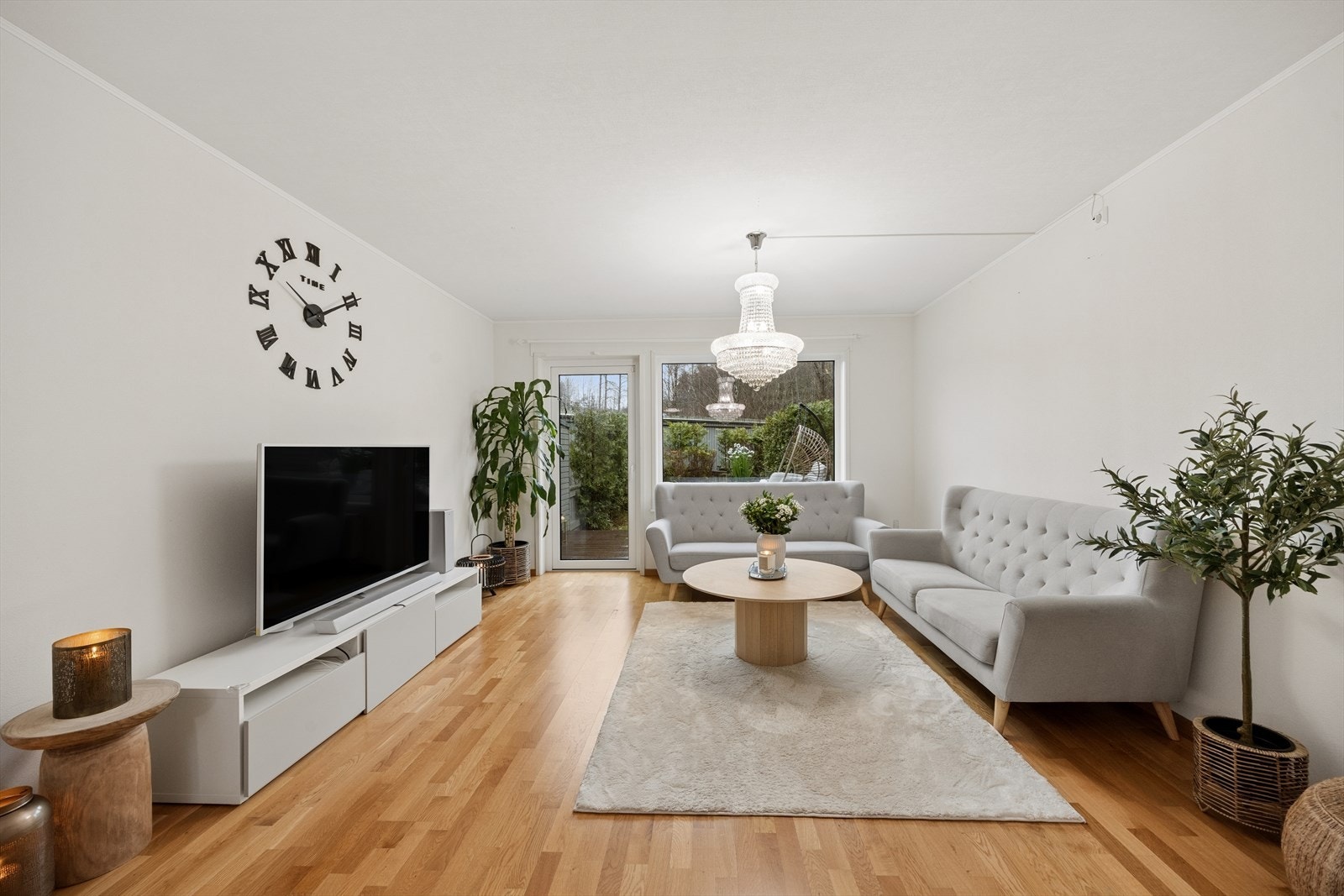 Det er trestavs parkett på gulv og lysmalte overflater. Galleribilde